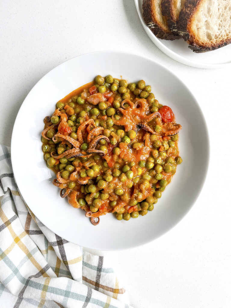 Cuttlefish with green peas Italian recipe - Cucinaboom